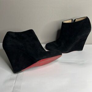 CHRISTIAN LOUBOUTIN 41.5 Black Suede Belle Zeppa 100 Wedge Zip Ankle Boots